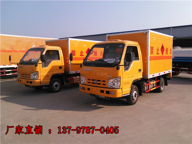 福田時(shí)代中馳易燃液體運(yùn)輸車.jpg