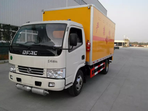 東風(fēng)銳鈴易燃液體廂式運輸車.jpg