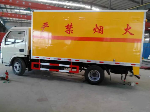 東風(fēng)銳鈴易燃液體廂式運輸車1.jpg