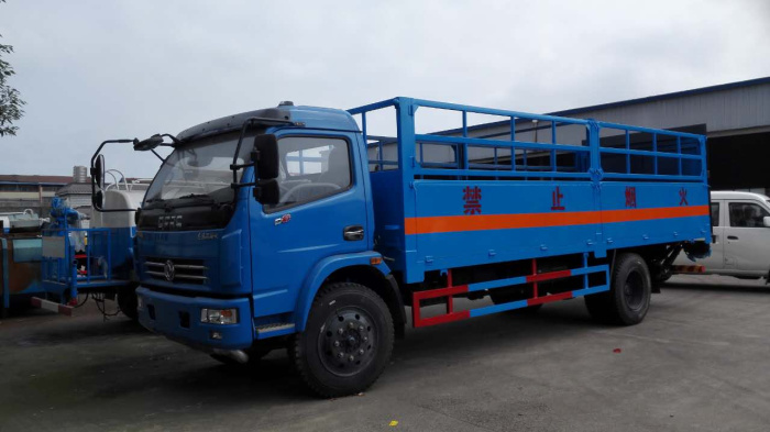 東風(fēng)多利卡高欄式氣瓶運輸車.jpg