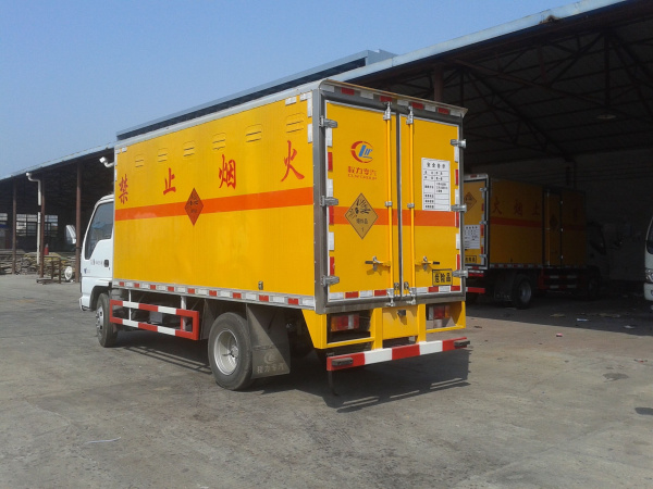 2噸五十鈴4米2煙花爆竹運(yùn)輸車.jpg