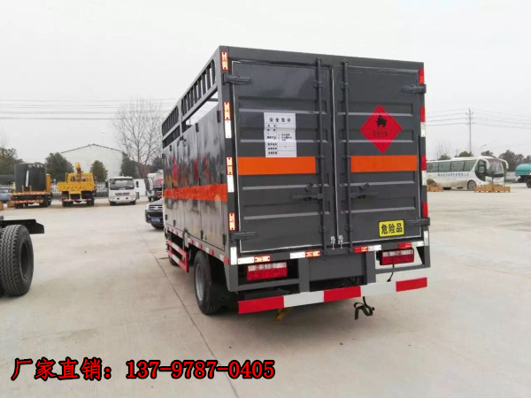 東風(fēng)多利卡氣瓶運(yùn)輸車2.jpg