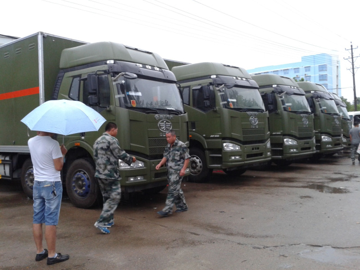熱烈慶祝中國陸軍某部訂制的首批解放大型火箭彈運(yùn)輸車順利交付4.jpg