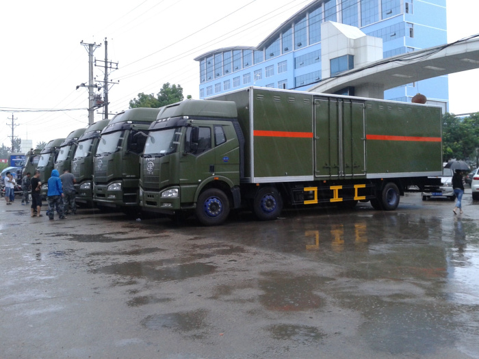 熱烈慶祝中國陸軍某部訂制的首批解放大型火箭彈運(yùn)輸車順利交付.jpg