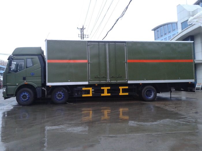 熱烈慶祝中國陸軍某部訂制的首批解放大型火箭彈運(yùn)輸車順利交付1.jpg