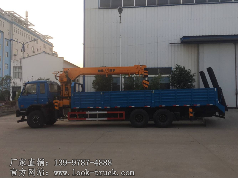 東風(fēng)后雙橋隨車吊帶平板運輸車1.jpg