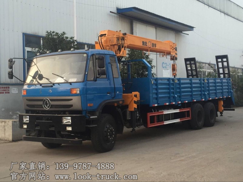東風(fēng)后雙橋隨車吊帶平板運輸車2.jpg