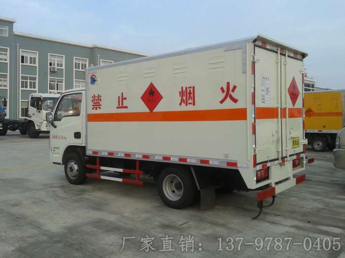 國(guó)五躍進(jìn)料溶液易燃液體廂式運(yùn)輸車1.jpg