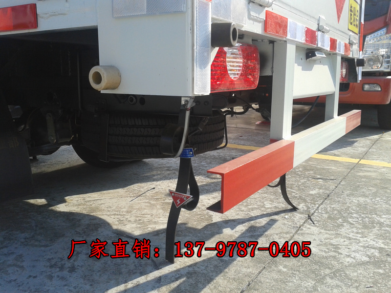 躍進(jìn)氣瓶運輸車3.jpg