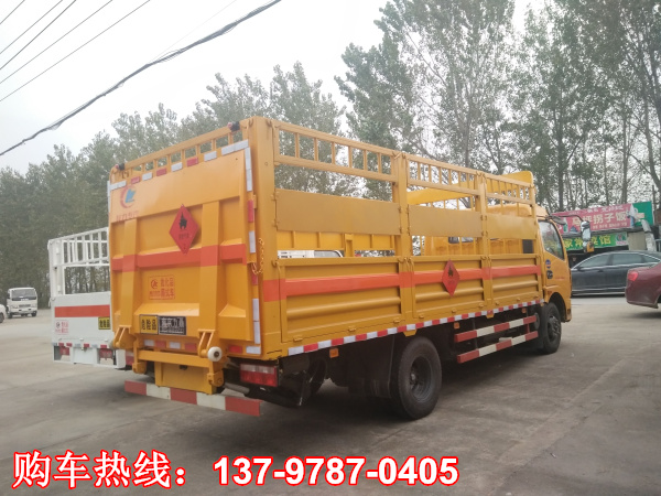 東風(fēng)多利卡氣瓶運(yùn)輸車(chē)2.jpg