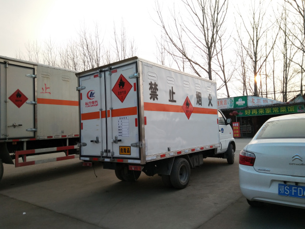 東風俊風氣瓶廂式危險品車2.jpg