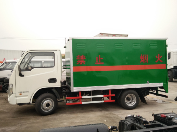 躍進(jìn)小型危險(xiǎn)品運(yùn)輸車.jpg