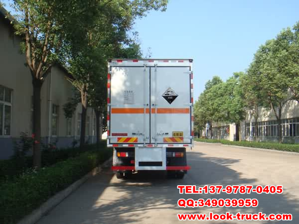柳汽乘龍腐蝕品運輸車1.jpg