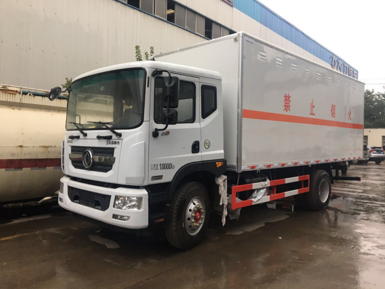 東風(fēng)D9易燃?xì)怏w廂式運(yùn)輸車.jpg