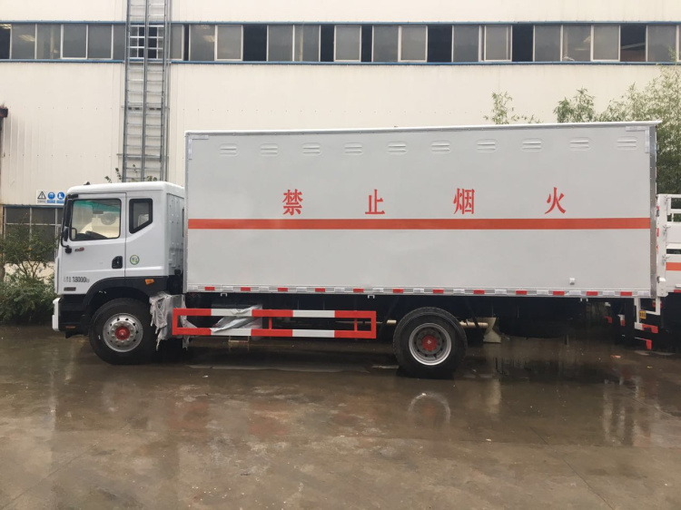 東風(fēng)D9易燃?xì)怏w廂式運(yùn)輸車2.jpg
