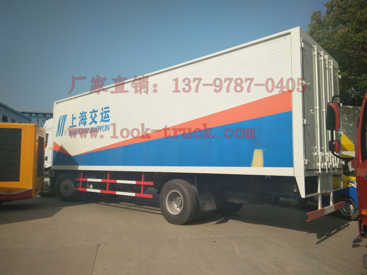 柳汽乘龍?jiān)蜌怃撈窟\(yùn)輸車.jpg
