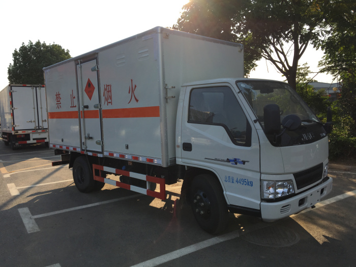 江鈴氣瓶運(yùn)輸車(chē).jpg