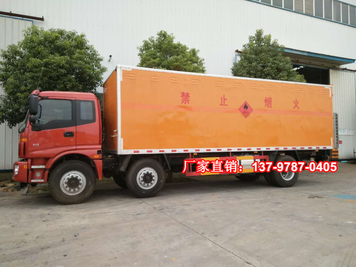 福田歐曼易燃?xì)怏w危險(xiǎn)品運(yùn)輸車1.jpg