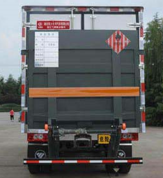 福田歐馬可易燃固體廂式運(yùn)輸車2.png