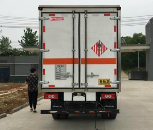 福田歐馬可易燃固體廂式運(yùn)輸車1.png
