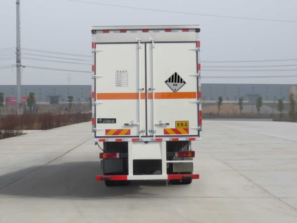 重汽豪沃前四后八危險廢物運(yùn)輸車1 (1).jpg