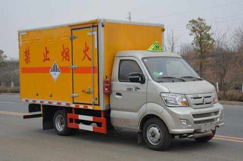 重汽王牌小型危險(xiǎn)廢物運(yùn)輸車.jpg